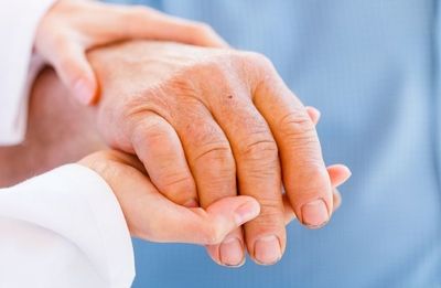 Palliativpflege - Junge Hand hält alte Hand